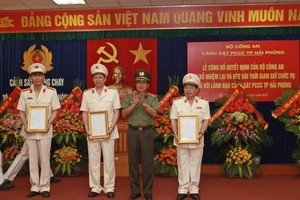 Lãnh đạo Tổng cục Chính trị CAND trao quyết định và chúc mừng lãnh đạo Cảnh sát PCCC Hải Phòng. Ảnh ANHP