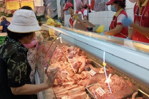 Giá bán thịt tại các siêu thị có giảm so với trước, nhưng không nhiều. 
