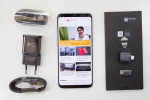 Galaxy S8 và S8+ bán ra tại Việt Nam có kèm theo một tai nghe cao cấp AKG bên cạnh các phụ kiện như sạc nhanh, cáp USB Type-C, hai adapter để chuyển đổi từ micro USB qua USB Tyce C và USB OTG.
