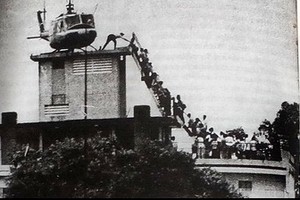 Một bức ảnh chế người Sài Gòn di tản năm 1975 từng xuất hiện trên mạng, thậm chí được đưa vào một cuốn sách ảnh do không kiểm tra nguồn. Ảnh chụp lại từ sách.