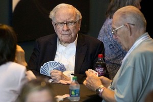 Warren Buffett chơi bài trong đại hội cổ đông tuần trước. Ảnh: Bloomberg