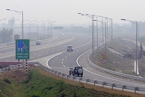 Chủ đầu tư dự án BOT Hà Nội - Hải Phòng cho biết mỗi ngày thu phí đạt bình quân 5,5 tỷ đồng nhưng vẫn không đủ trả lãi vay ngân hàng. Ảnh: Báo Nhân dân