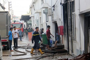 Vụ cháy ở xưởng bao bì. Ảnh: Tin Tin.