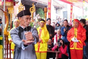 Lễ hội hàng năm chủ yếu do các cao niên trong làng đọc lời thề không tham nhũng. Ảnh: Giang Chinh.