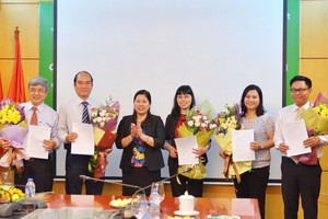 Thứ trưởng Bộ Tài nguyên và Môi trường Nguyễn Thị Phương Hoa trao quyết định và chúc mừng các cán bộ được bổ nhiệm. Ảnh: Bộ Tài nguyên và Môi trường