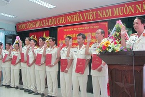 Các cán bộ tuyên thệ. Ảnh VKSNDTC 