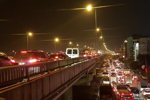 Tắc đường trên cao, khu vực nút giao thông Pháp Vân - vành đai 3, tối 22/1/2017. Ảnh: Phạm Hải