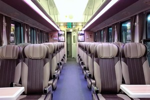 Ghế ngồi kiểu mới, rộng rãi, có giá để chân, có thể ngả ra thành giường ngủ. Ảnh: Thanh Tuyết.