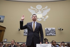 Giám đốc FBI James Comey tuyên thệ ở Đồi Capitol ngày 7/7/2016. Ảnh: AP