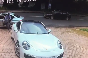 Tài xế Porsche phản ứng thần tốc thoát khỏi kẻ cướp