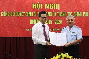 Đồng chí Nguyễn Quang Dương trao quyết định cho đồng chí Phan Văn Sáu. Ảnh TTCP.