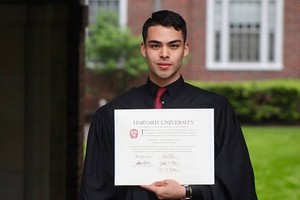 Shannon Satonori Lytle nhận bằng Harvard ngày 25/5. 