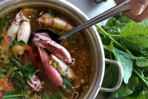 Lẩu mực Đại Lãnh được nhiều du khách yêu thích.