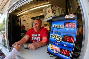 Một đại lý bán vé Powerball. Ảnh: AP