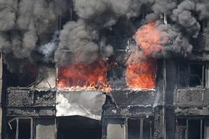 Hình ảnh đầu tiên bên trong chung cư ở London sau khi lửa tàn