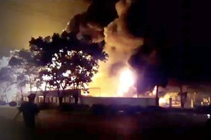 Ngọn lửa kèm theo cột khói đen bốc cao cả chục mét tại khu công nghiệp Nội Bài. Ảnh: Xuân Hoa