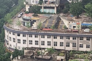 Con đường trên nóc tòa chung cư.