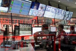 Toàn bộ nhà máy được tự động hoá, do 3 kỹ sư điều khiển thông qua hệ thống máy tính trung tâm. Ảnh: Bloomberg