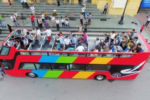 Xe bus 2 tầng mui trần đầu tiên phục vụ du khách tham quan Thủ đô 