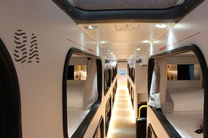 Mỗi chiếc xe buýt 2 tầng của Cabin có 24 giường ngủ. Ảnh: Mashable