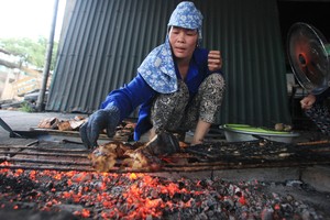 Vùng biển nướng cá thu phục vụ khách làm quà