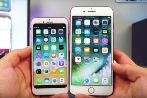 Mặt trước của iPhone 8 nhái (trái) và một chiếc iPhone 7 Plus hàng “xịn”