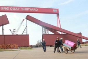 Nhà máy đóng tàu Dung Quất là một trong hai dự án sẽ phá sản của PetroVietnam. Ảnh: PV
