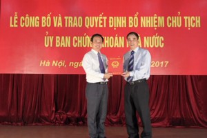 Ông Trần Văn Dũng (trái) nhận Quyết định bổ nhiệm Chủ tịch UBCKNN. Ảnh: UBCKNN