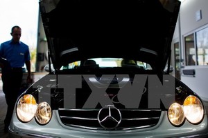 Ôtô Mercedes-Benz thuộc tập đoàn Daimler được kiểm tra kỹ thuật tại Hildesheim, miền Bắc Đức. (Nguồn: AFP/TTXVN)
