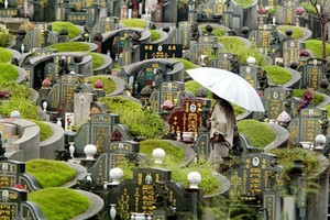 Việc giới hạn thời gian chôn cất và di dời phần mộ để cải táng dù đã và đang diễn ra để nhường đất phát triển đô thị nhưng luôn gây nhiều tranh cãi và đón nhận những phản ứng trái chiều. Ảnh: AP