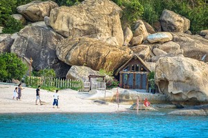 Lều tổ chim và nhà hang đá bên bờ vịnh Cam Ranh