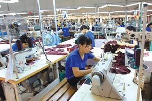 Lao động nữ đủ 55 tuổi, nghỉ hưu từ năm 2018 trở đi phải có đủ 30 năm đóng bảo hiểm xã hội mới được hưởng tối đa 75% lương. Trong ảnh: Lao động nữ tại Nhà máy Dệt kim Đông Xuân