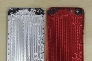 Mặt trong (bên phải) vỏ dùng để thay cho iPhone.