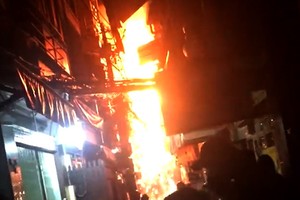 Cháy trong hẻm đường Bùi Viện. Ảnh: Tin Tin.
