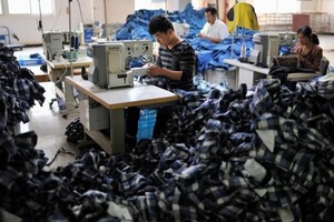 Công nhân Trung Quốc làm việc trong một nhà máy ở An Huy. Ảnh: Reuters