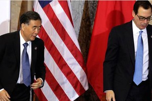 Bộ trưởng Thương mại Trung Quốc và Mỹ trong cuộc đối thoại song phương tháng trước. Ảnh: Reuters