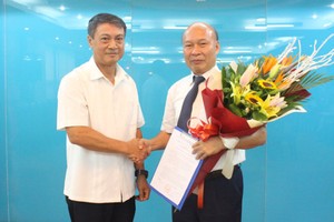 Thứ trưởng Phạm Hồng Hải (trái) trao quyết định bổ nhiệm ông Nguyễn Mạnh Thắng - Ảnh: Bộ TT&TT