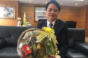 TS.Nguyễn Đức Hưởng giới thiệu sản phẩm từ hạt sachi mà ông đem từ Thái Lan về để nghiên cứu.