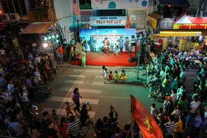 Phố đi bộ Bùi Viện đông nghịt trong ngày ra mắt