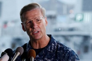 Ông Joseph Aucoin họp báo sau vụ tai nạn của tàu USS Fitzgerald. Ảnh: Reuters.