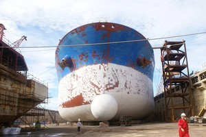 Nếu phá sản, hơn 1.200 lao động nhà máy đóng tàu Dung Quất đang có nguy cơ mất việc làm.