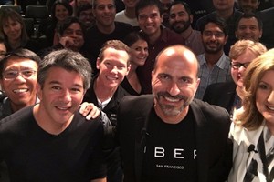 Travis Kalanick (trái) và Dara Khosrowshahi (giữa) trong buổi gặp nhân viên. Ảnh: Arianna Huffington