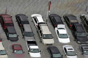 So với 250.000 xe trở thành phế liệu sau khi bão Sandy trút xuống New York và New Jersey hồi năm 2012, bão Harvey gây ra hậu quả gấp đôi. Ảnh: Carbuzz.