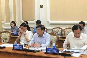 Ông Nguyễn Thành Phong chủ trì cuộc họp sáng 5/9. Ảnh Gia Huy