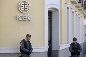 Cảnh sát Tây Ban Nha trong một cuộc đột kích trụ sở Ngân hàng Công thương Trung Quốc (ICBC) ở Madrid, (Nguồn: thepeninsulaqatar.com)