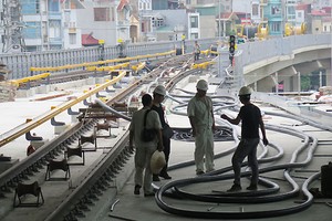 Các công trường đường sắt rất ít công nhân làm việc. Ảnh: Báo giao thông. 