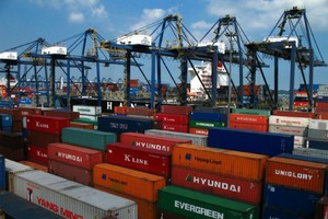 Hải quan TP HCM bán 82 container hàng tồn đọng. Ảnh minh hoạ. 