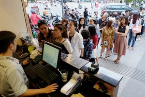 Cảnh xếp hàng mua trà sữa trên một con phố tại TP HCM. Ảnh: Phương Đông