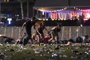 Người tham dự lễ hội âm nhạc nằm rạp xuống đất hoặc chạy tán loạn tìm nơi trú ẩn khi bị xả súng. Ảnh: Getty