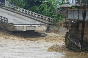 Phóng viên TTXVN bị lũ cuốn khi tác nghiệp ở Yên Bái